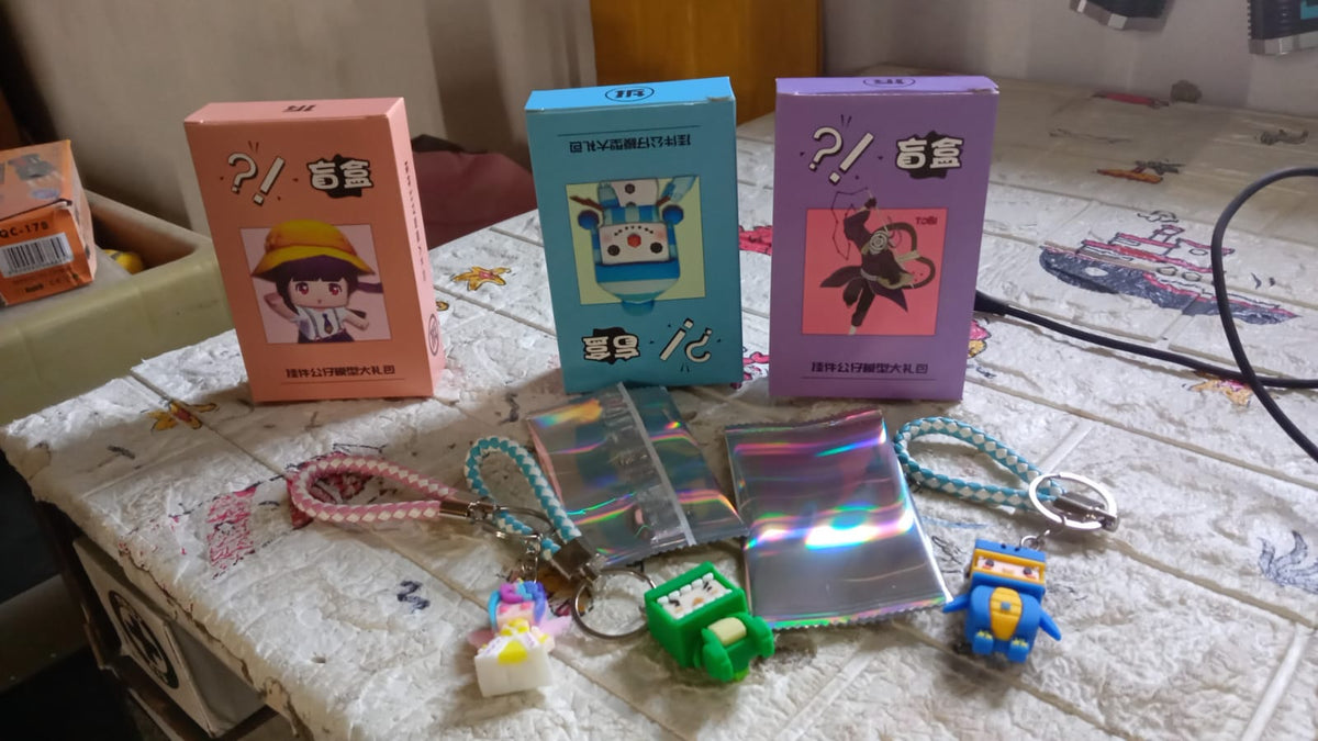 Cute Keychain With Card Gift - Keychain Accessories Key Chain Backpack Charms Car Keys Keychain for Kids Girls, Unicorn Toy and Charm Key- Chain for Bag / Door Key- Ring / car Key- Ring / Party Favor (Mix Color & Design 1 Pc )